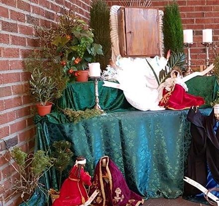 Tilbedelses altar i Kristus Konge kirke i Triduum paschale 2019;  Bibelsitater fra Lukas 22, 63-71